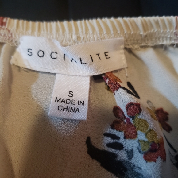 Socialite Floral Three Tier Sleeve Blouse - Picture 3 of 4